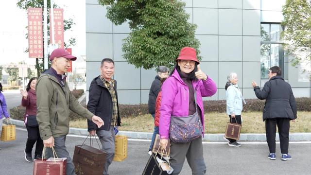以酒为媒连黔港 匠心传韵话交融！贵州酱酒集团南明生产基地迎来香港高铁专列游客