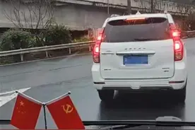 旅游客车在湖南凤凰遭当地车辆别车并逼停，游客称涉事者疑为当地一国企领导图片