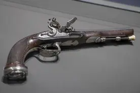 拿破仑两把“自杀手枪”拍出1332万元天价，刚被法国政府列为国宝图片