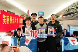 石家庄乘警在列车上开讲乘车安全知识图片