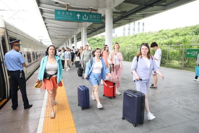 人气爆棚！这座“火车拉来的城市”，火了