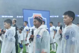 格桑绚丽，花开不凡，藏族女孩在申花主场唱响《义勇军进行曲》图片