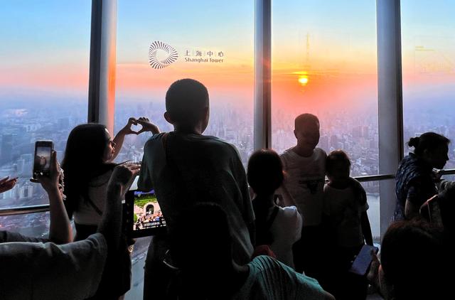 上海中心大厦持续大客流，暑期旅游仍在高峰