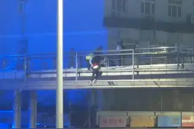 突发！上海一女子爬至天桥栏杆外，半截身体已悬空，千钧一发之际，民警大呼→图片