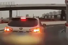 “车里还有小孩呢！”事发上海高架，SUV竟干出这事！网友怒了图片