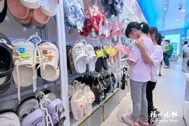 夏日潮品洞洞鞋真的好穿吗？有人感觉透气又松软，有人担心易滑倒受伤图片