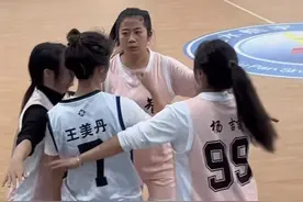 贵州女老师篮球“姑妈”比赛惊现地笼战术！女体育老师被三人围住：只有我会打图片