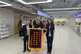 丰台区：解决“办证难”问题 获群众锦旗感谢图片