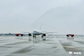 国产大飞机C919温州首航 乘客：噪音小，座位宽敞，飞得稳图片