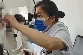 假期和父亲一起组团玩电子游戏，10岁男童近视猛增100度图片