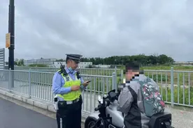 严查！青浦警方重拳整治摩托车交通违法图片