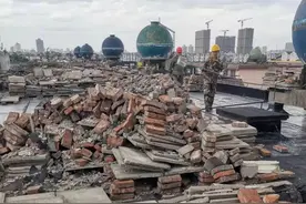 屋顶小修小补近十年砖块堆积，上海嘉定一小区楼顶清出35车建筑垃圾图片