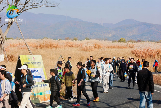 万人规模的徒步狂欢！今天，2025国际（杭州）毅行大会在良渚古城开走