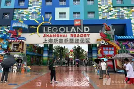 上海乐高乐园高温下正式开园，1小时涌入7500人，有项目要排105分钟！酒店套餐价最高超7000元！周边民宿预订暴增6倍图片