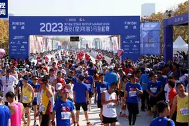 全球35000名跑者参与 一起看2023西安马拉松比赛现场→图片