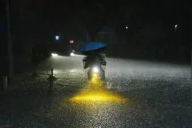 暴雨红色预警！广东今晚或出现编号洪水，航班延误，京广铁路韶关、英德区段临时封锁图片