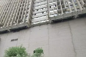 商住楼外立面墙上开多个窗口 楼上住户担心影响建筑安全图片
