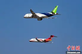 中国国产客机C919和ARJ21首次双机编队飞行表演图片