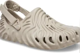 Crocs洞洞鞋热销中国，夏季“Ugly Chic”潮流入侵图片