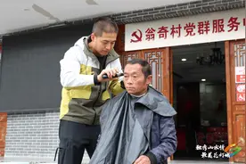 【办实事 解民忧】“丝丝关爱”存心间！独山县翁奇村驻村干部每月坚持为老人理发图片