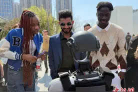 杭州公安人形机器人“上岗”：让数字警务更“机智”图片