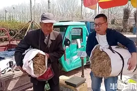 太暖心！青岛羊汤店老板爱“包圆”摆摊老人的菜，原因是……图片