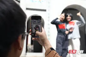 市民游客打卡南岳衡山半山亭对联 感受中华优秀传统文化图片