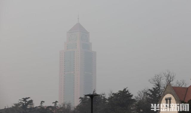 沿海再起雾气，景致若隐若现