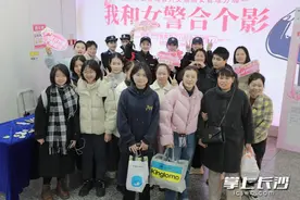 地铁站内，市民争相和女警合影打卡，原来……图片