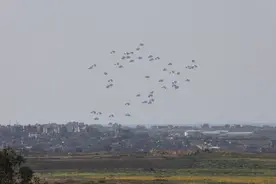 一周看天下丨加沙地带：空投救援物资图片