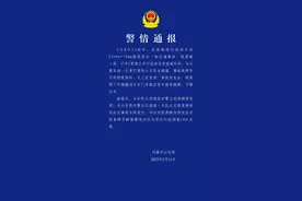 男子驾车变道撞车后竖中指挑衅对方，当地警方通报：行拘10日图片