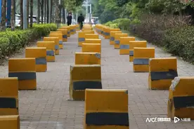 学校为阻止摊贩摆摊在人行道放置近百个石墩占道，当地城管：已要求移除图片