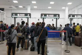 首批700余名韩国旅客乘游轮来中朝边境城市旅行图片