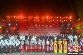 瑞丽江畔歌声悠扬 中缅歌手联袂唱响“胞波”情图片