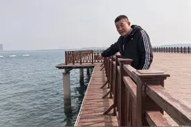 突发！女孩落水，青岛大叔跳下8米多高台，游到一半突然游不动了……“放心肯定有救，我一定把你背上去”图片