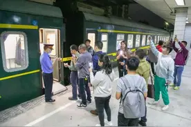 后会有期！佛山火车站最后一趟绿皮火车驶出，街坊深情告别……图片