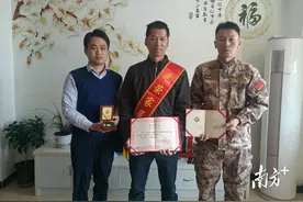 南雄市油山镇：喜报送上门，拥军暖人心图片