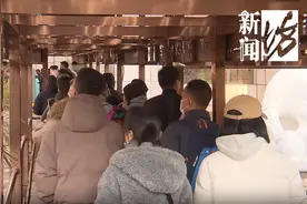 约满！上海市民懵了：以为错峰，全扎堆了！有人要站8小时，有人拖行李箱就来了图片