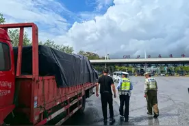 双节将至，上海交警深入开展大型车辆交通违法专项整治图片