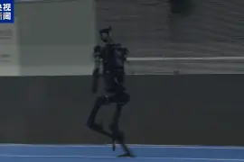 大步流星PK小碎步 机器人1500米决赛冠军花落谁家？图片