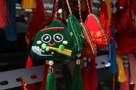 端午佳节到 街头香包俏图片