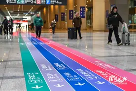 福州火车南站提升交通引导标识：“彩虹”指引出站 “茉莉花”处接站图片