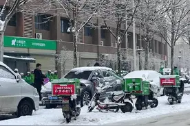 大雪下的外卖员：坚持待命，步行配送……图片