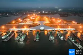 浓雾来袭 徐闻港通宵作业保畅通图片