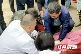 有“警”无险！警民携手救助落水儿童图片