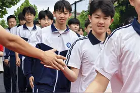 城阳区2025年中考首日平稳有序 10586名考生迎接人生首场大考图片