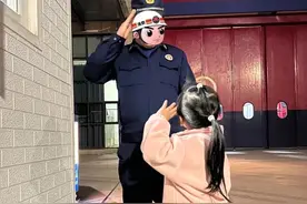 有点甜！日照小女孩给消防员送礼物：“呐！给你们烤地瓜。”图片