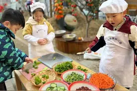 刮鳞杀鱼烙饼蒸馒头……幼儿园萌娃变身“大厨”，能做50多种菜肴图片