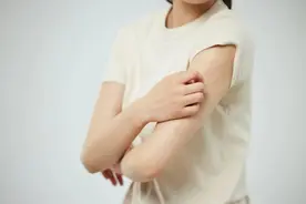 千万别抠！身上长的这种小疙瘩或是HPV病毒感染，越抠越多图片