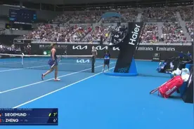 郑钦文爆冷出局，“看到她抺泪了，心疼……”图片